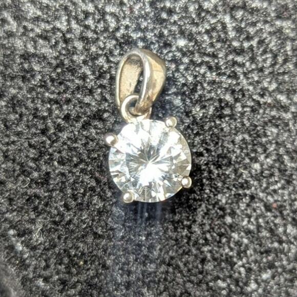 Sterling silver and cubic zirconia round necklace pendant sparkling - Picture 1 of 4